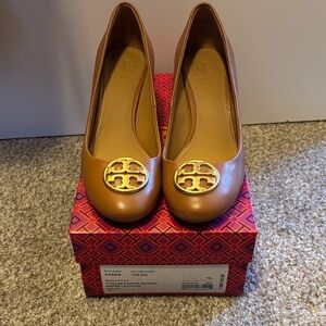 NEW WOT Tory Burch Chelsea Gold Logo Tan Wedges